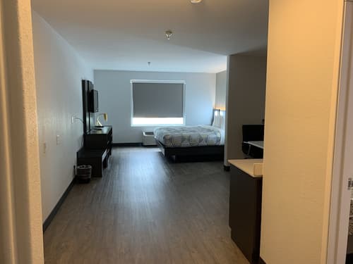 Hawthorn Extended Stay by Wyndham Hobbs, Room