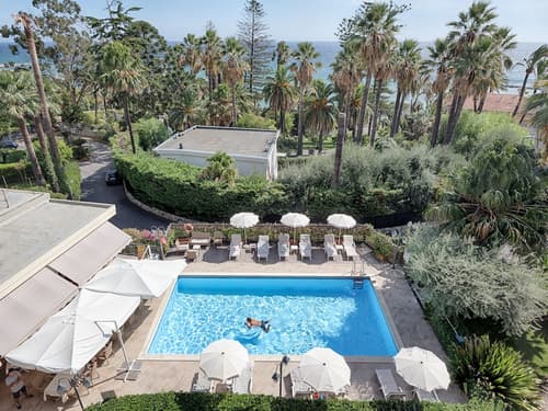 Hotel Paradiso, Primary image