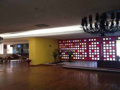 The Halfwaiy Inn, Lobby