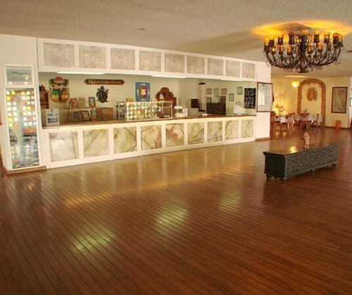 The Halfwaiy Inn, Lobby