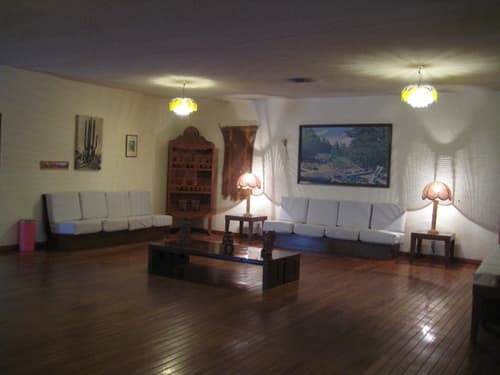 The Halfwaiy Inn, Lobby
