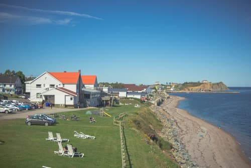 Riotel Percé, Front of property