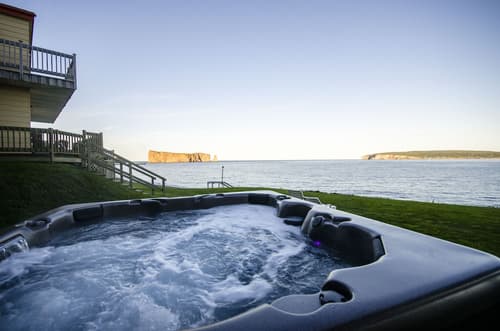 Riotel Percé, Outdoor spa tub