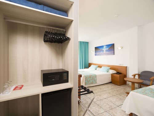 Hotel Tropical, Room