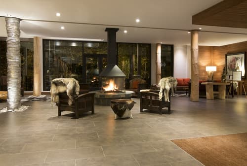 Hôtel-Musée Premières Nations, Interior entrance