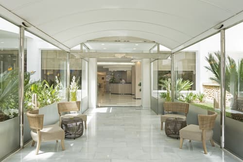 Ona Palmira Paguera, Interior entrance