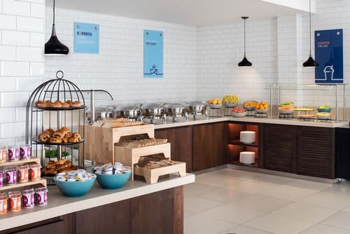 Holiday Inn Express Dubai Jumeirah by IHG, Breakfast meal