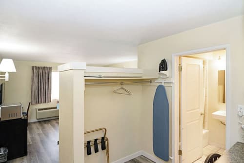 Central Phoenix Hotel, Room