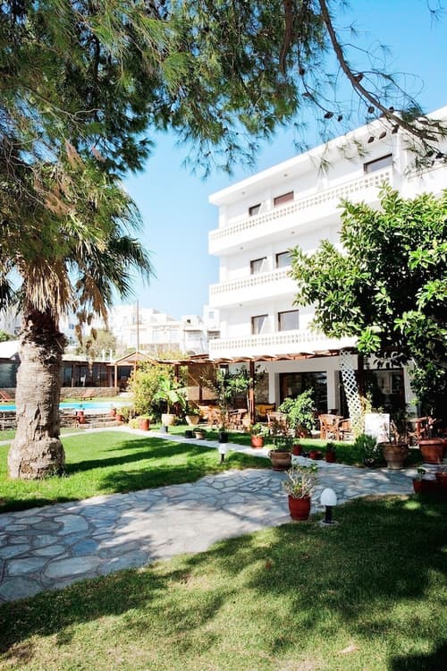 Aeolos Bay Hotel, Property grounds