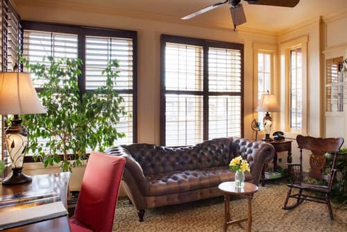 Chamberlin Inn Cody, Lobby lounge