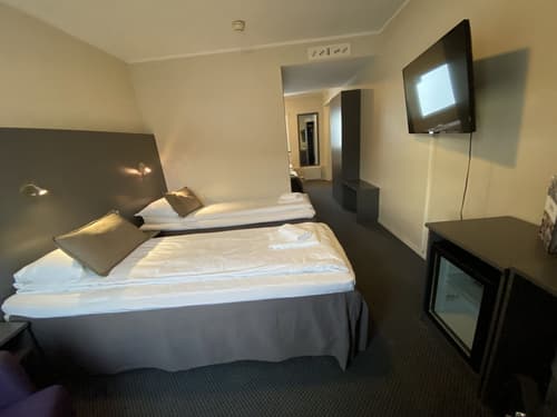 Enter Viking Hotel, Room