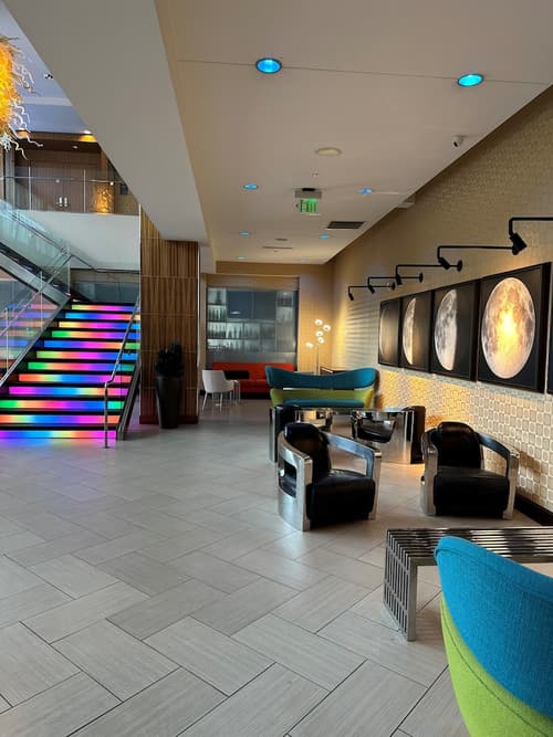 Moonrise Hotel, Lobby