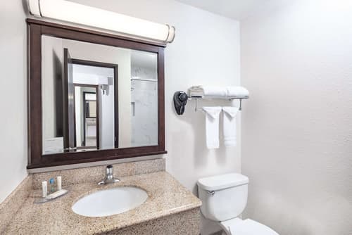 Travelodge by Wyndham Newport, Bathroom