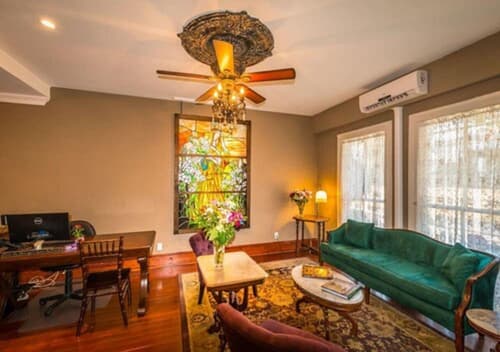 Carriage Way Inn, Lobby sitting area