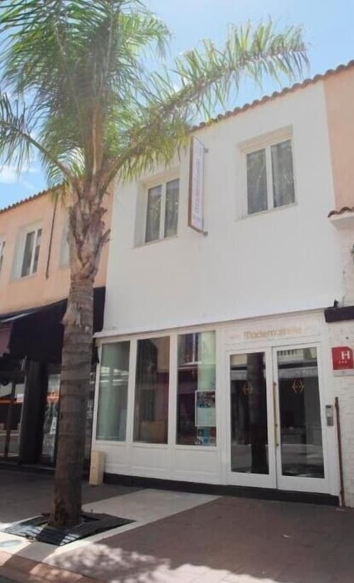 Hotel Mademoiselle, Front of property