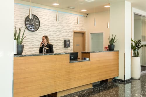 Hotel Mondo, Reception