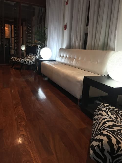 S Hotel Kingston, Lobby sitting area