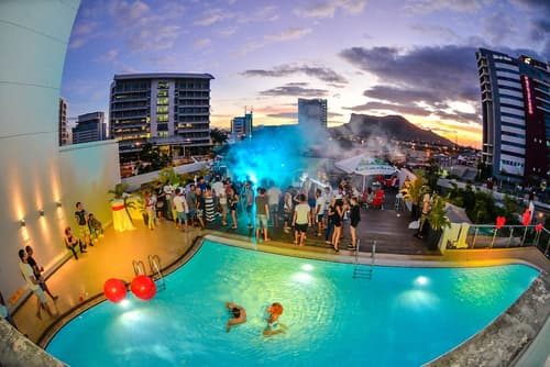 Hennessy Park Hotel, Pool