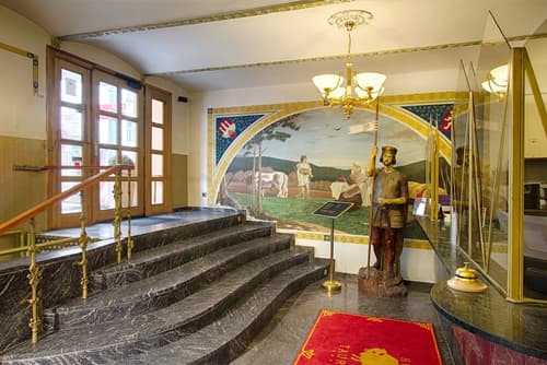 Hotel Taurus, Interior entrance