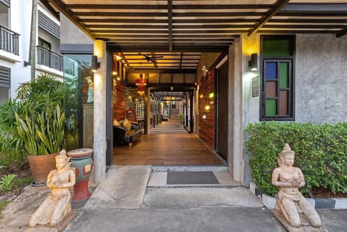 Phuketa Hotel, Interior entrance