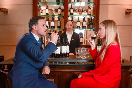 Diplomatic Hotel, Restaurant