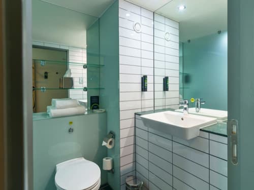 B&B HOTEL Birmingham Centre, Bathroom