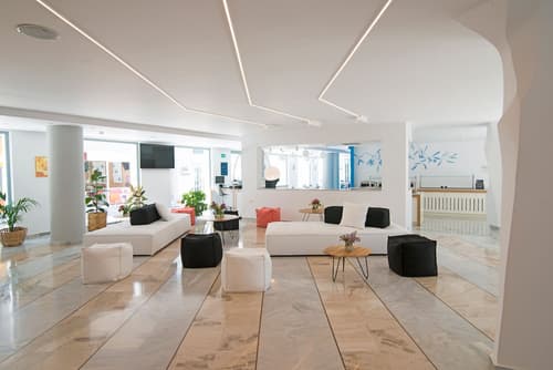 Alia Beach Hotel, Reception