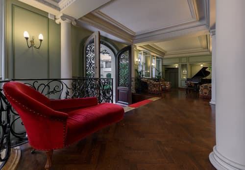 Hotel Locarno, Lobby sitting area