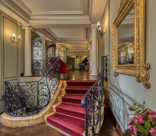 Hotel Locarno, Lobby sitting area