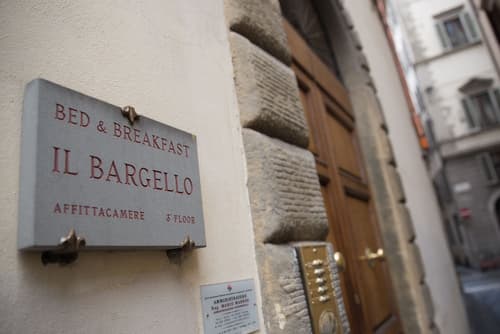 Il Bargello, Front of property