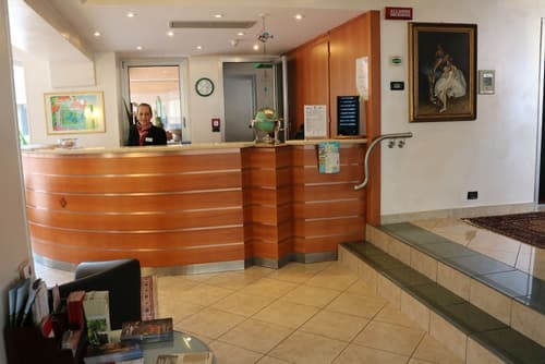 Augustus Hotel, Reception