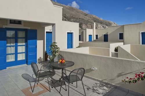 Irigeneia Hotel, Property grounds