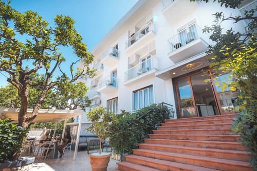 La Pergola, Property entrance