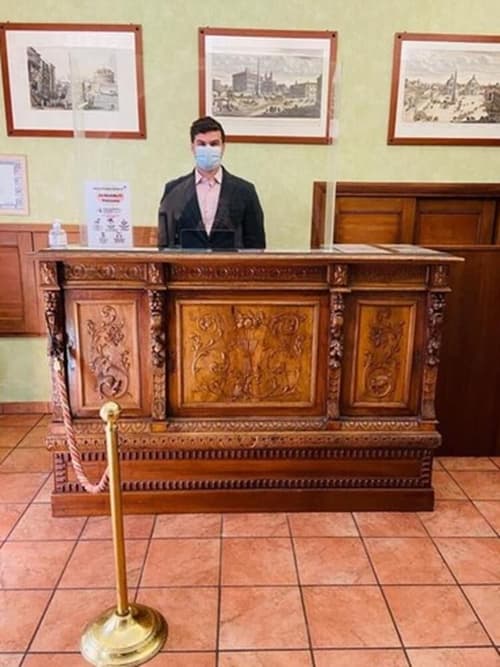 Hotel Corona, Reception