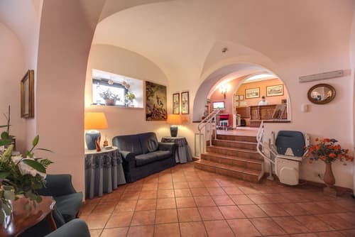 Hotel Corona, Reception