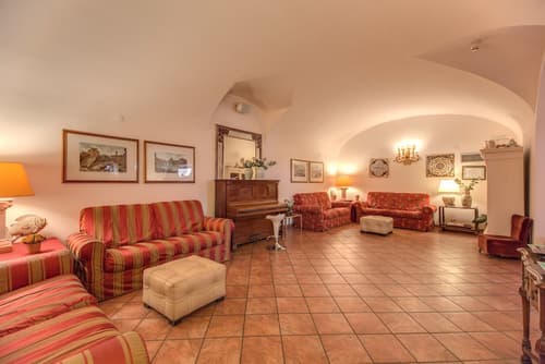 Hotel Corona, Reception