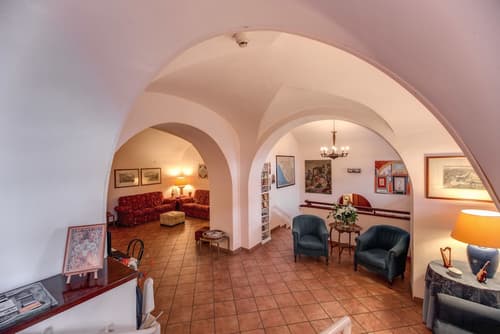 Hotel Corona, Interior entrance