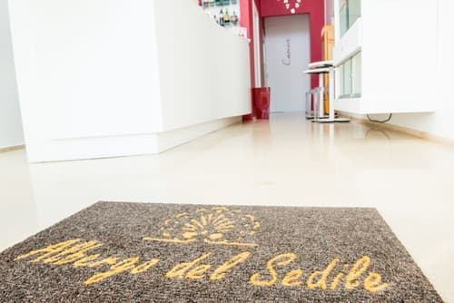 Albergo del Sedile, Interior entrance