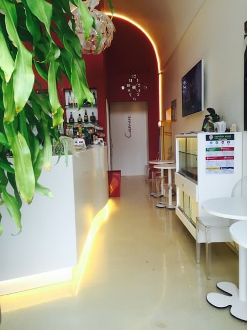 Albergo del Sedile, Interior entrance