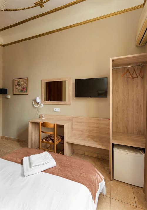 Nea Metropolis, Room