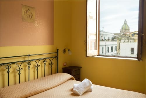 Hotel Columbia, Primary image