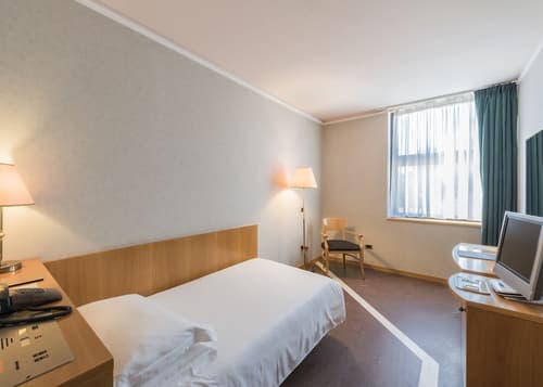 Caesar's Hotel, Room