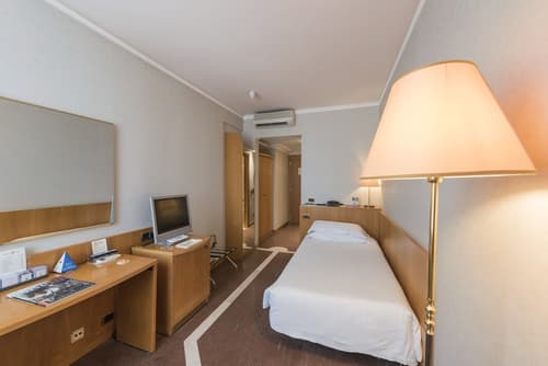 Caesar's Hotel, Room