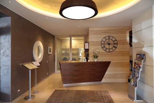 Hotel Garden, Primary image