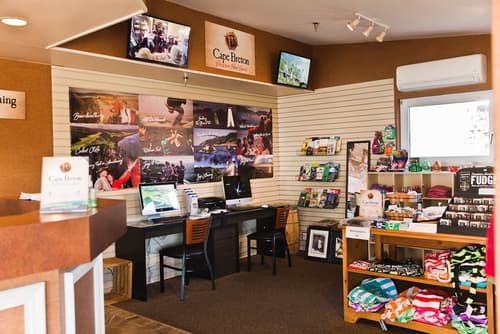 Silver Dart Lodge, Lobby