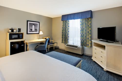 Hampton Inn & Suites Cape Cod-West Yarmouth, Room
