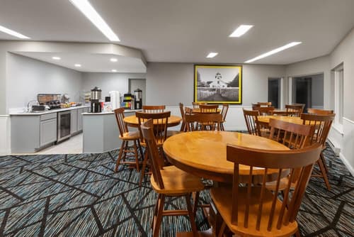 Super 8 by Wyndham Traverse City, Breakfast area