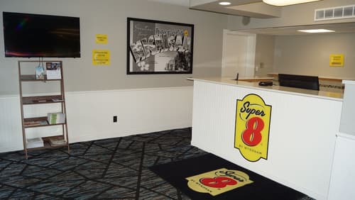 Super 8 by Wyndham Traverse City, Lobby