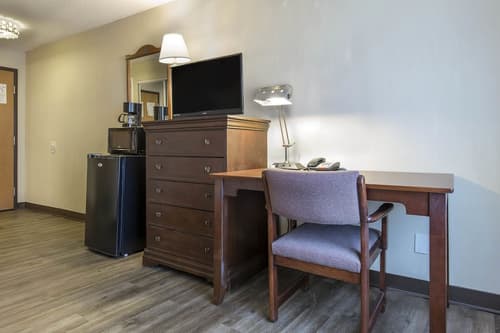 Lamplighter Inn & Suites - South, Room
