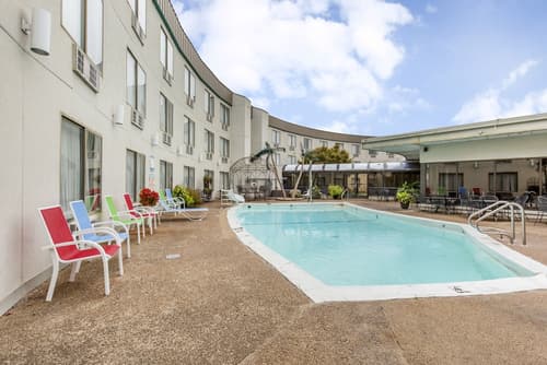 Lamplighter Inn & Suites - South, Outdoor pool